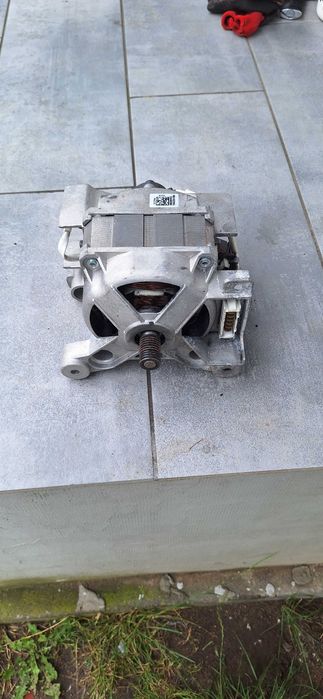 Silnik do pralki Polar Whirpool marki Welling HXGN1L.82