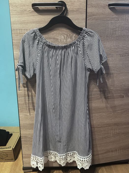 Sukienka hiszpankowa z koronką