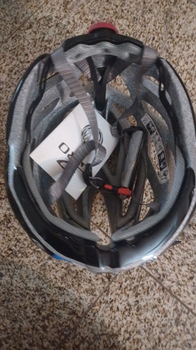 Capacete Giro LiveSTRONG (novo)