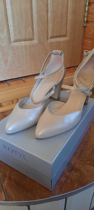 Продам жіночі кожані туфлі