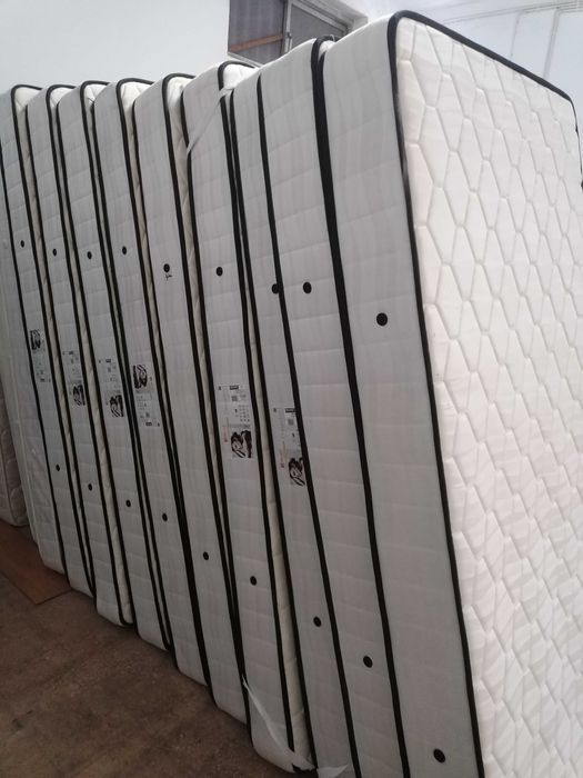 Colchões seminovos de molas 90 por 2 metros de comprimento