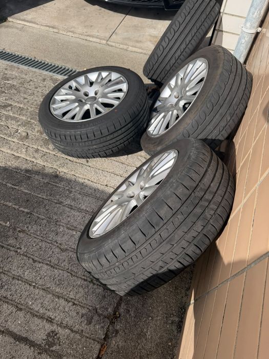 Pneus com jante 17”