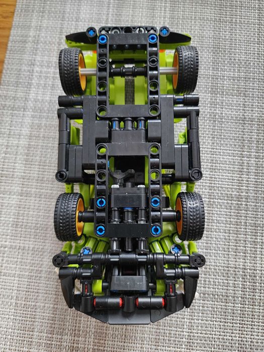 Конструктор LAMBORGHINI Technic на 688 деталей, спортивний автомобіль