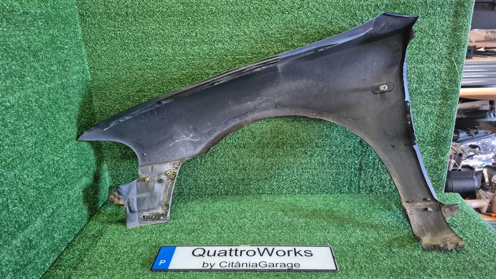 Guarda-lamas Audi A4 B5 8D facelift originais esquerdo e direito excelente estado