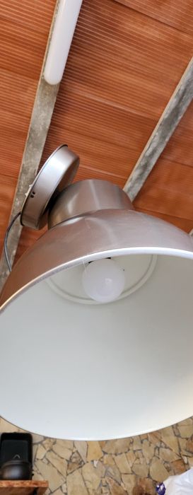 Candeeiro de sala grande e moderno.