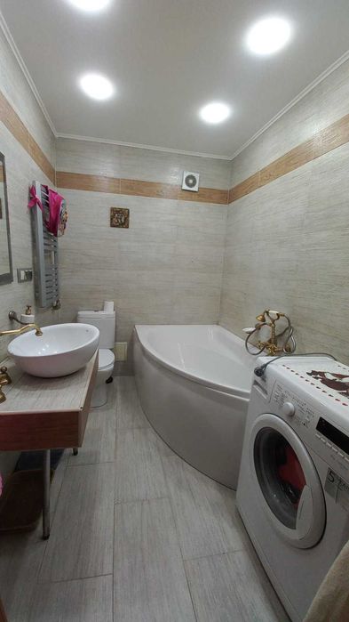 Трикімнатна квартира на Південно-Заході, хороший стан.