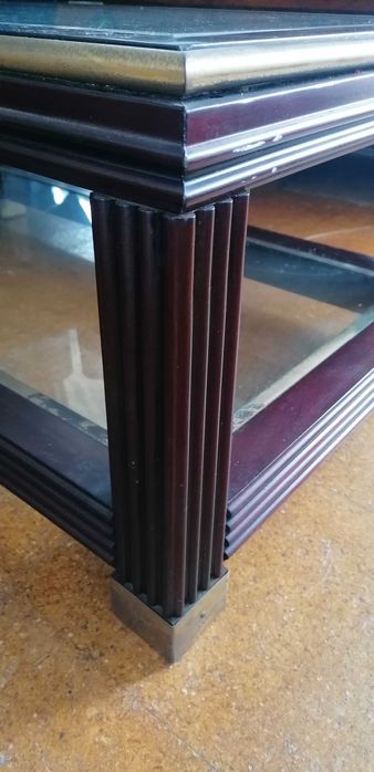 Mesa de centro / coffee table, em madeira maciça, latão e vidro