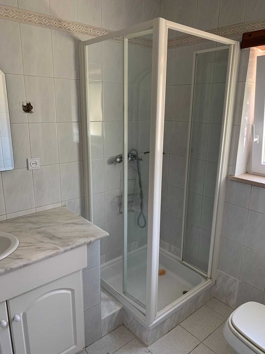 Conjunto completo casa de banho (sanita + bidé + lavatório + mármore + espelho + base duche)
