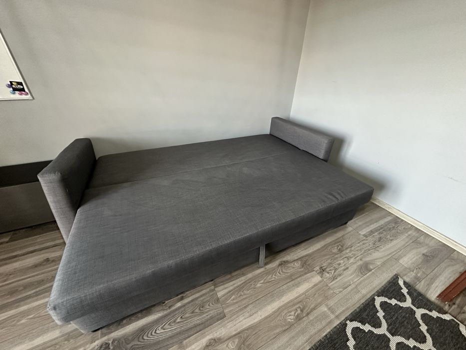 Sofa szara rozkładana  z poduszkami
