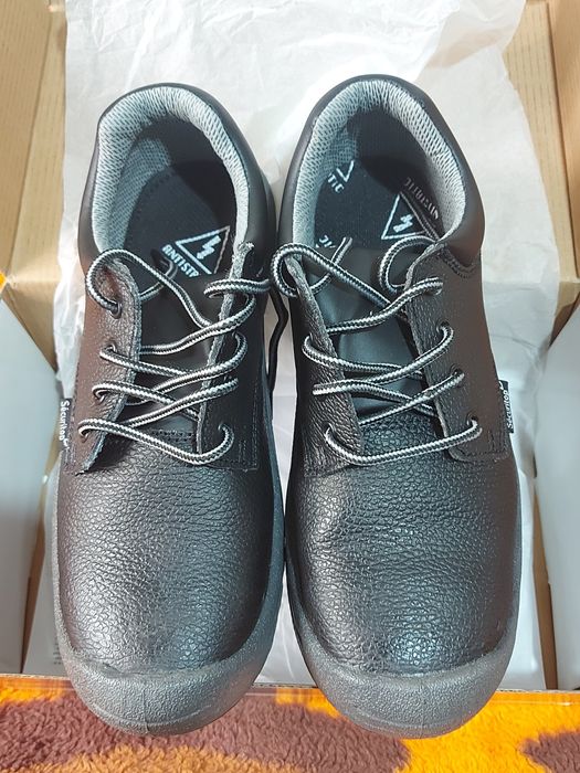 Sapatos de segurança biqueira de aço. Tam-42 Novos.