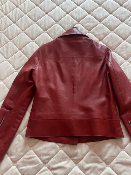 Шкіряна жіноча куртка Massimo Dutti, червоного кольору , розмір S, стан дуже добрий.