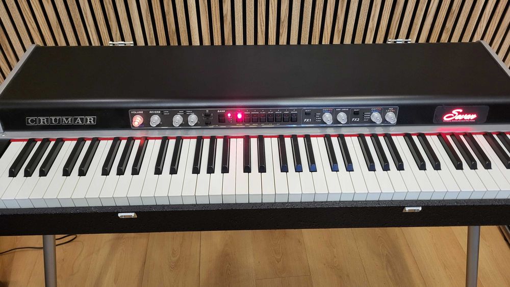 Crumar Seven com estojo acolchoado