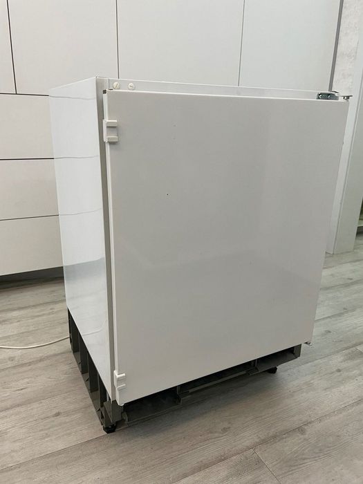 Маленький вбудований холодильник Electrolux ERN1200FOW