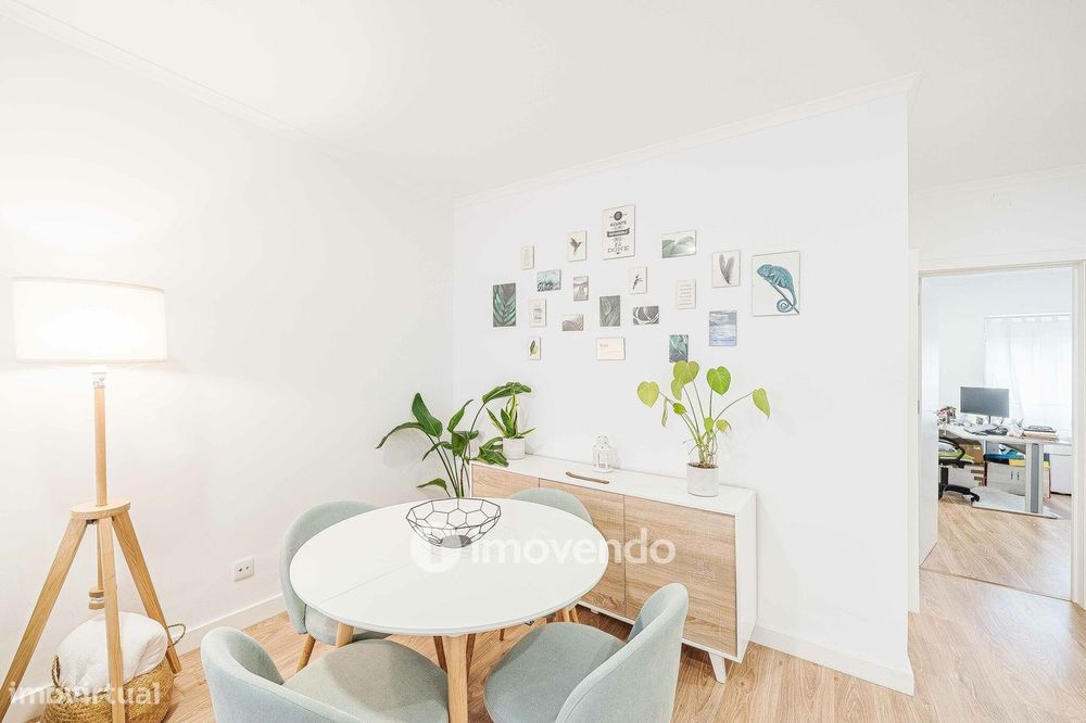 Apartamento T2 totalmente renovado, com cozinha equipada, na Amadora
