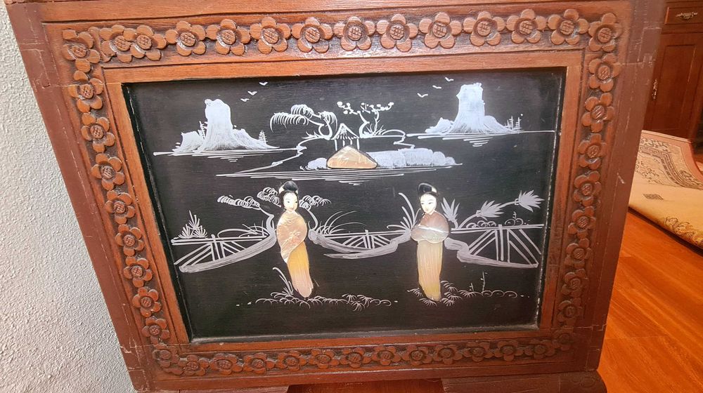 Arca/Bau em madeira trabalhada e relevo de madre-perola