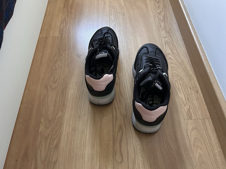 Tenis pretos pepe jeans pele