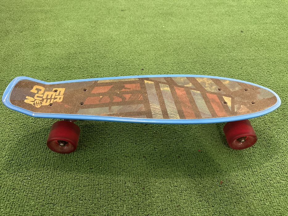 Skate azul com rodas vermelhas