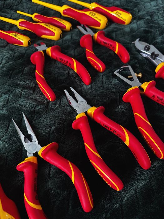 Beta - zestaw narzędzi (klucze trzpieniowe, wkrętaki, szczypce i pas)