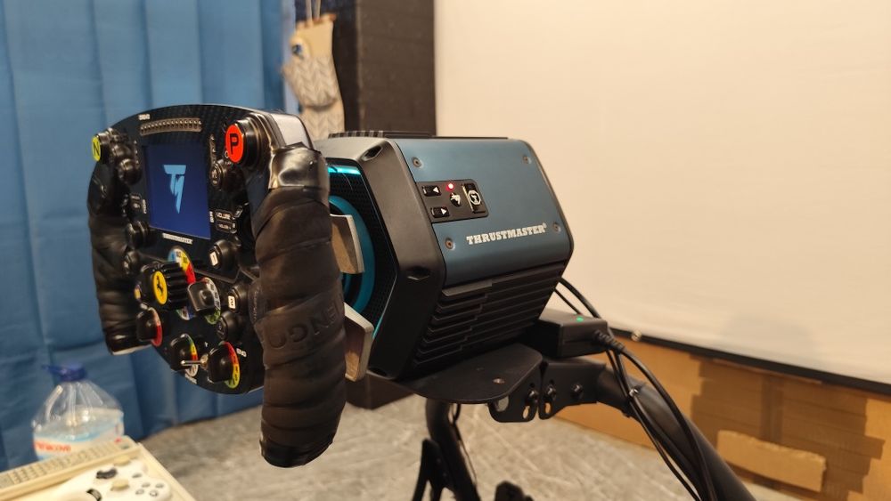 Thrustmaster t818 com volante e pedais