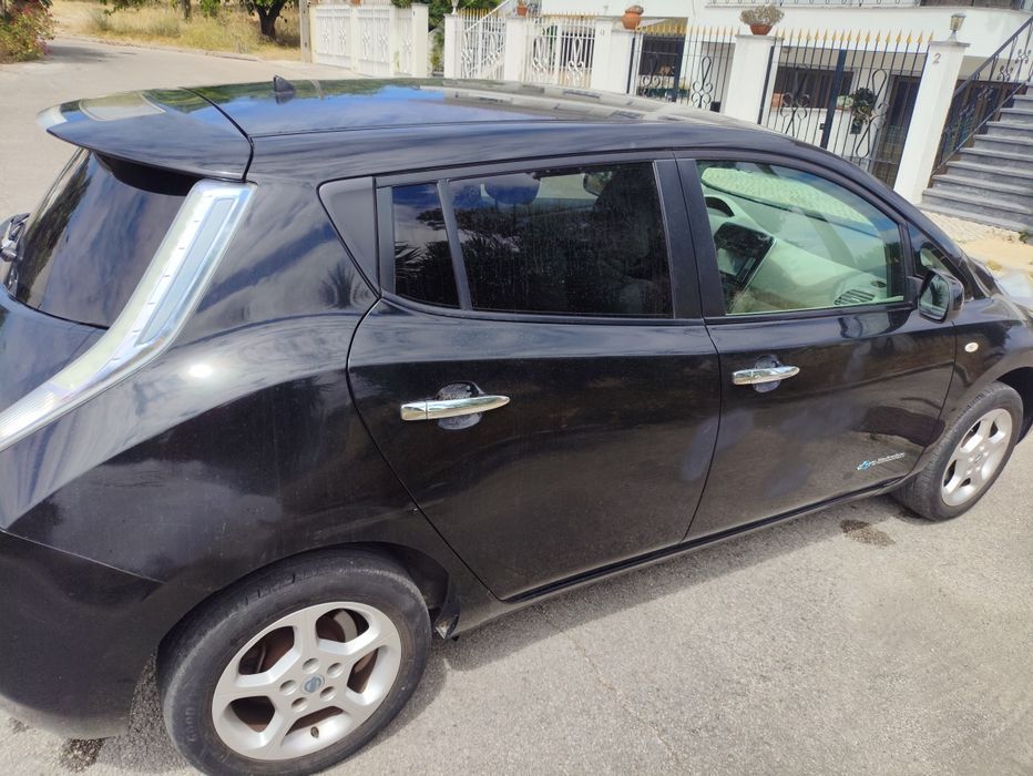 Nissan Leaf de 2011 mk1 com spoiler solar