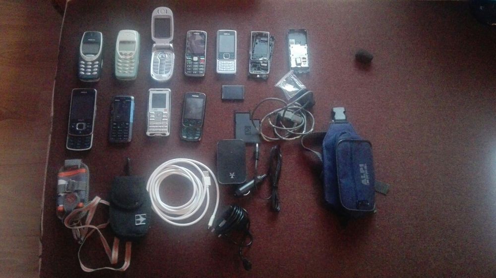 Zestaw telefonów komórkowych