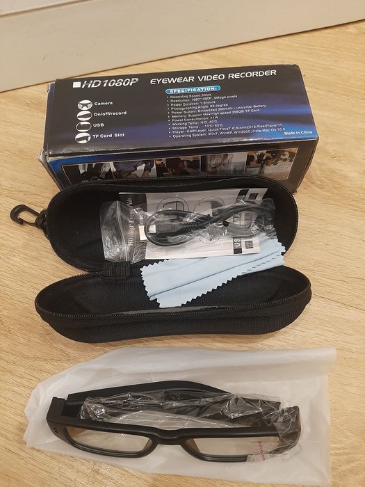 Óculos camara 
características: 
Desigh moda e popular para vestir. 
F