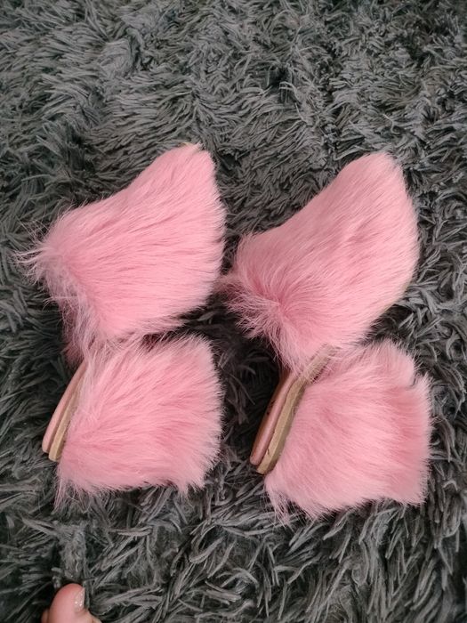 UGG klapki w rosa różowe z futerkiem na obcasie