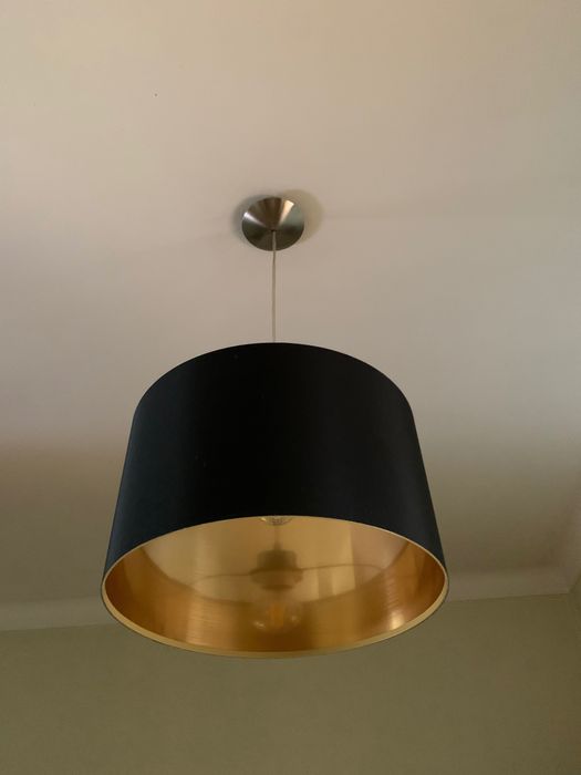 2 candeeiros de tecto pretos com interior dourado