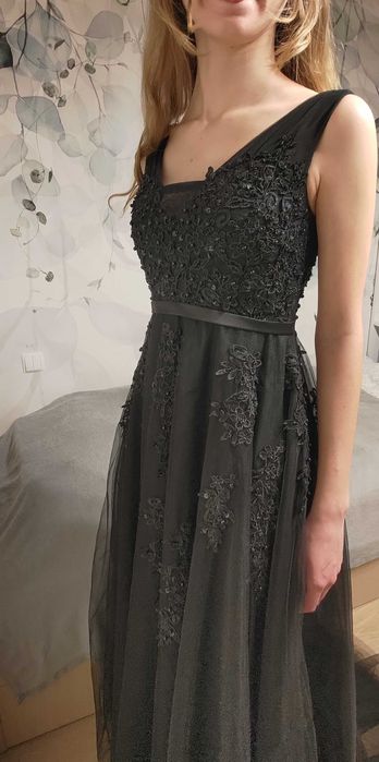 Piękna sukienka z aplikacjami