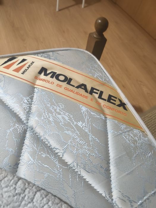 Cama de casal com colchão e cómoda com espelho