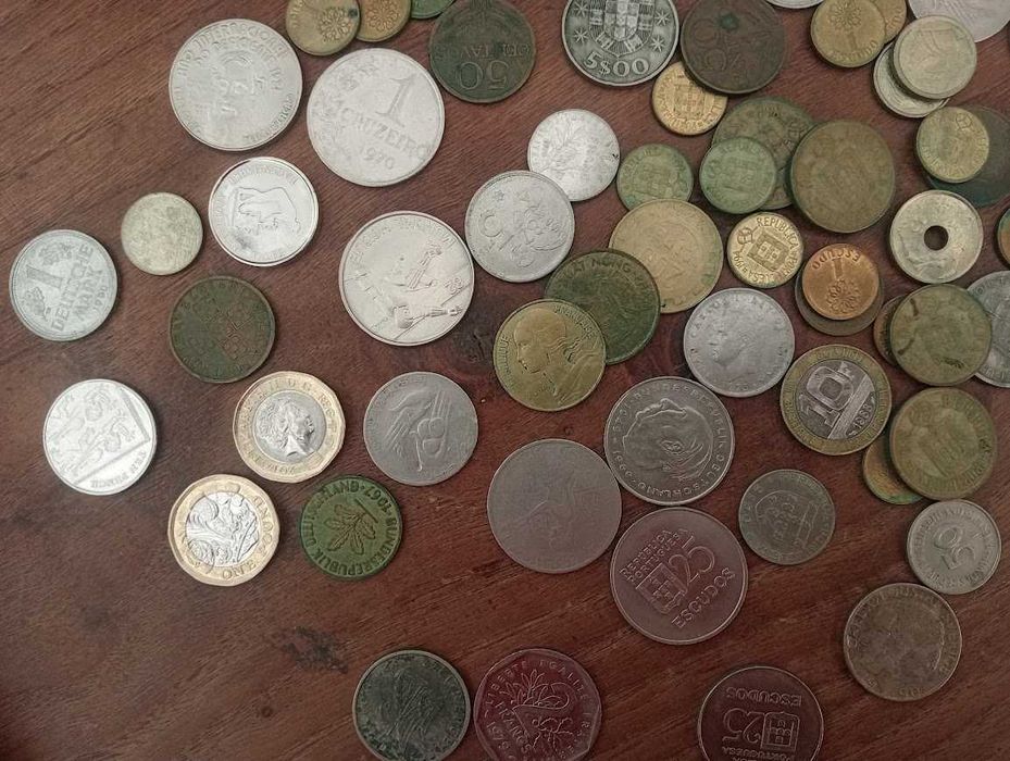 lote de dezenas de moedas portuguesas e estrangeiras- bom estado