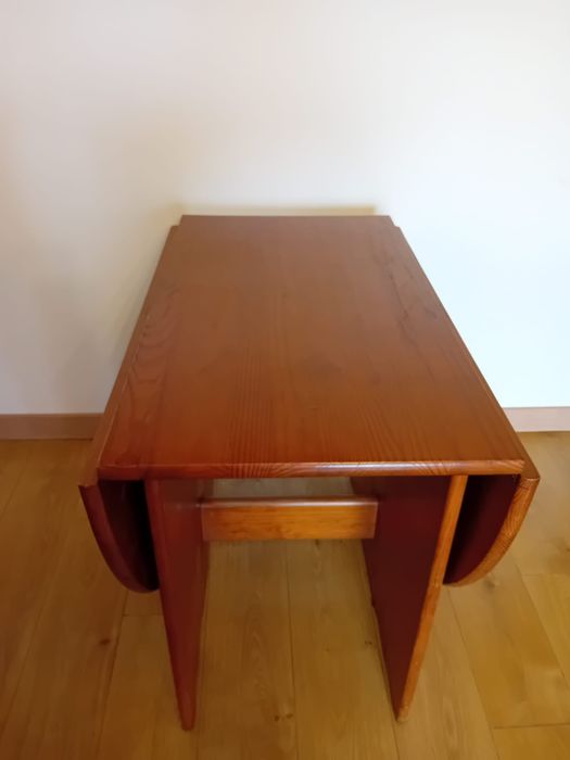 Mesa em madeira maciça