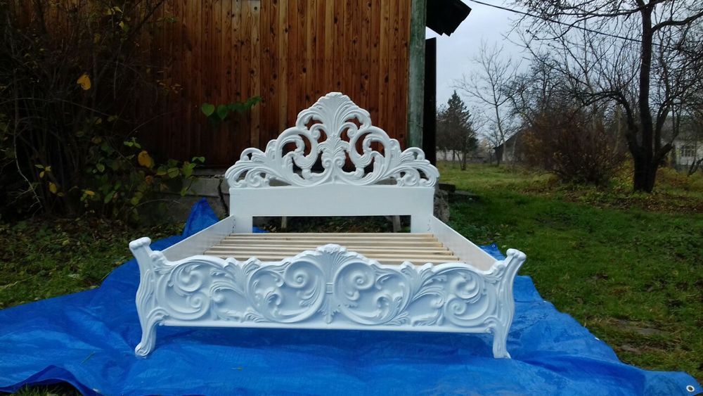 Продається  різьблене ліжко,тумбочки,комод  з масиву дерева,дуба.