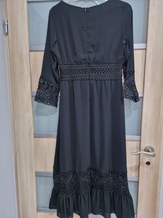 Czarna sukienka z gipiurą M