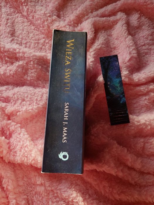 Książka z serii Szklany Tron Wieża Świtu Sarah J. Maas plus gratis