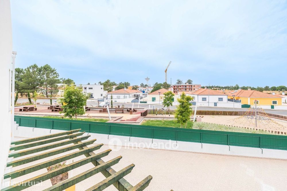 Moradia T4 com garagem e espaço exterior enorme, em Coruche