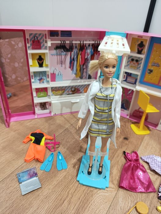 Wymarzona szafa na ubranka Lalka GBK10 Barbi zestaw modowy