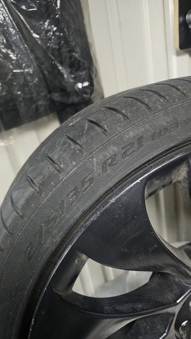Jantes 21 com pneus Tesla Y Performance