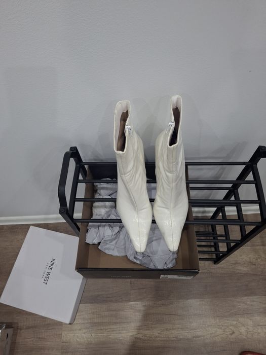 Buty białe lakierowane za kostkę