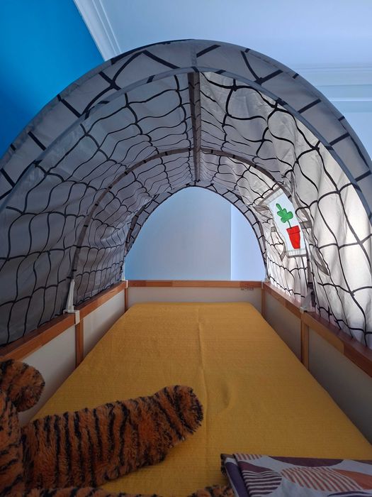 Cama de criança para oferecer