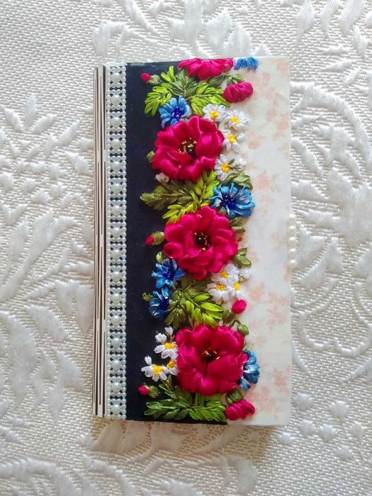 Купюрниці з вишивкою стрічками