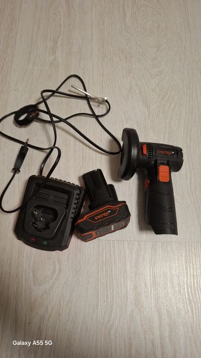 Комплект болгарки міні Днипро-м з батареєю 4А та зарядним