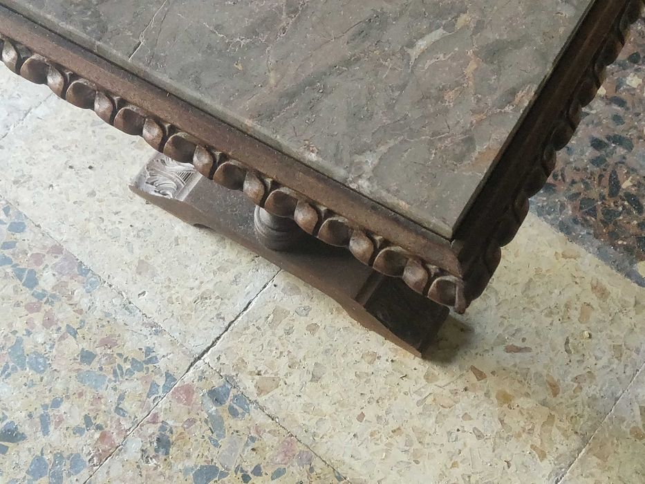 Mesa de madeira com pedra