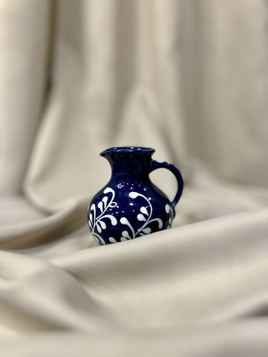 Mały dzbanek ceramiczny – kobalt i biel