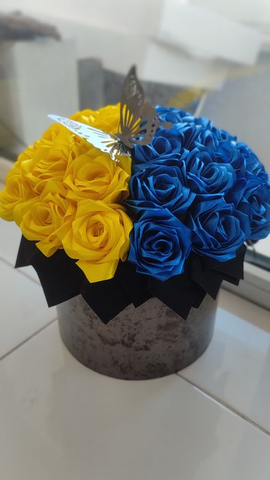 Патріотична композиція троянд з атласної стрічки