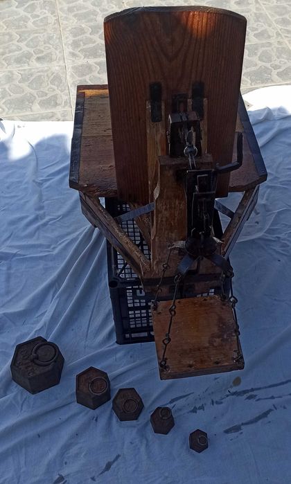 Balança em madeira muito antiga, serve também para decorar