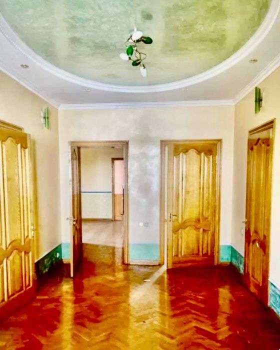 Продаж будинку 650 кв.м. Стоянка, 6 км. від Києва.