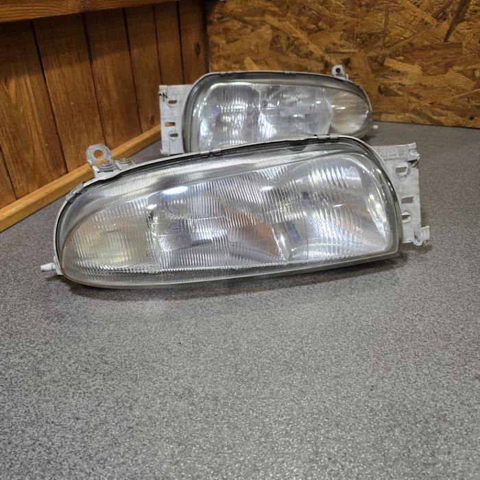 Фари передні Ford Fiesta Mk4 95-99r 0301049004  0301049003