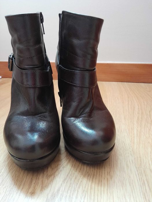 Botas em pele castanhas