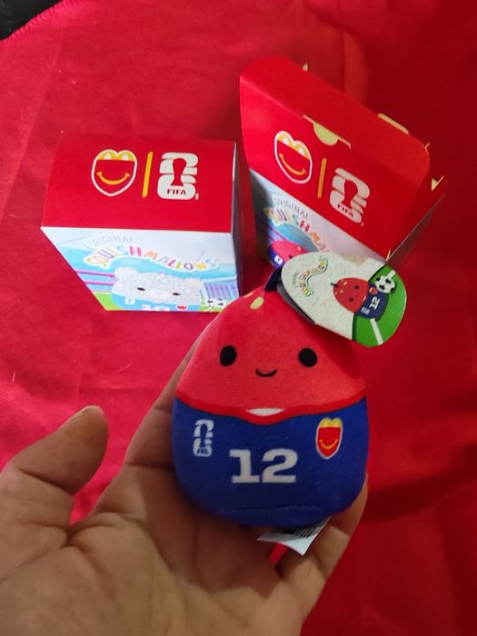 Lote 2 Mini Squishmallows McDonald's FIFA 2026 (Lindsay #10 e Maui #12)